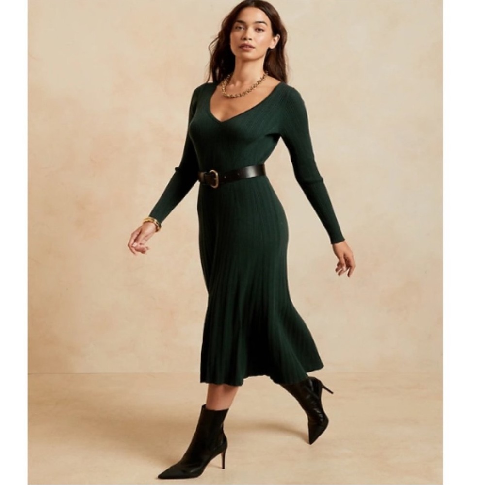 Banana Republic Black V-Neck Knit Dress Size Medium